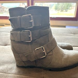 Gray wedge bootie
